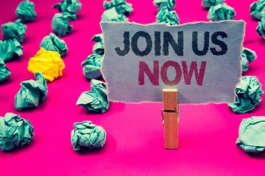 Şimdi bize katılın gösterilen Not yazma. İş fotoğraf vitrine kayıt topluluk kayıt Web sitesi acemi birisi kayıt Emerald Kağıt topları sarı topak pembe kat ataç gri sayfa korumak