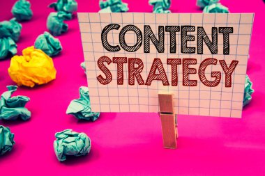 İçerik stratejisi gösterilen Not yazma. Beyaz kağıt siyah kırmızı harflerle buruşuk kağıtlar holding yönetim ağ Internet Web sitesi pazarlama planı Clothespin tutun vitrine iş fotoğraf