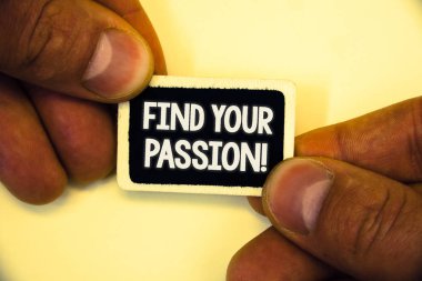 Word metin bul Your Passion motivasyonel ara yazma. İş kavramı teşvik insanlar için bulmak küçük siyah kart beyaz masaj ağarmış arka plan odaklı rüya iki ellerini tutun
