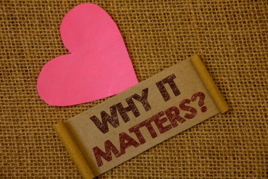 El yazısı metin neden bu konularda soru. Bir şey motivasyon hedef fikirler üzerinde eski vintage kağıt siyah kırmızı yapmak için önemli nedenler anlam kavramı hasır arka plan pembe kalp mektuplar