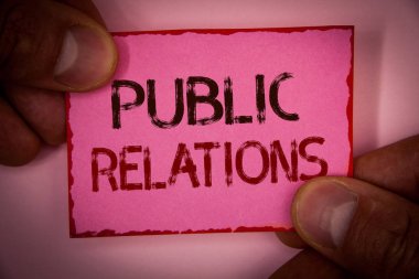 El yazısı metin halkla ilişkiler. İletişim medya insanların bilgi tanıtım sosyal pembe kağıt Not kırmızı kenarlıkla parmak tutan köşe mesaj yazılan sözcükler anlam kavramı