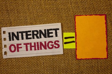 Internet Of Things yazma el yazısı metin. Yenilik küreselleşme dijital elektronik bağlantı Jüt çuval güverte beyaz sayfa Haritayı kelimeler kırmızı sarı Not eşit işareti orta ödünç anlam kavramı