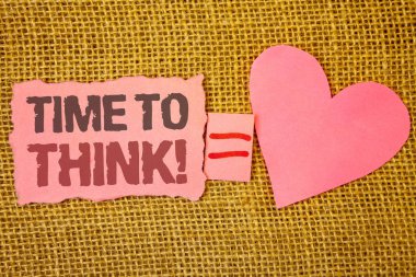 Zaman düşünüyorum motivasyonel arama için gösterilen metin işareti. Kavramsal fotoğraf düşünme planlama fikirleri cevap sorular pembe yırtık Not eşittir metin pembe kalp aşk mesajı mektup hoş bir çift olduğunu