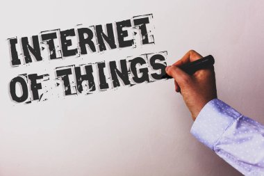 El yazısı metin Internet Of Things. Yenilik küreselleşme dijital elektronik bağlantı danışmanları el Siyah renk kelime yazılı siyah kalemi beyaz tahta tutarak anlam kavramı