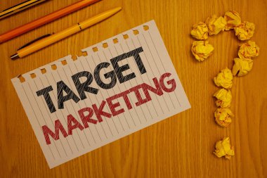 Kavramsal el hedef pazarlama gösterilen yazma. İş fotoğraf metin pazar segmentasyonu izleyici hedefleme müşteri seçimi Not Resepsiyon kalem kalem soru işareti Crumbled kağıt yazılan sözcükler