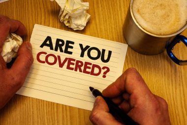 Are sen kaplı soru yazma el yazısı metin. Güvenlik ve sağlık sigortası tıbbi bakım kalem fikirler defter tutan adam var kavramı anlam buruşuk kağıtlar kahve fincanı ahşap arka plan