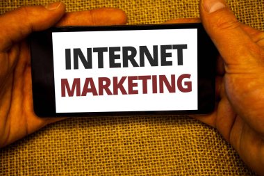 Internet Pazarlama gösterilen metin işareti. Renkli alfabetik hece ile iPhone tutan kavramsal fotoğraf Online ticaret ağ girişimci Girişimcilik Jüt çuval arka plan el