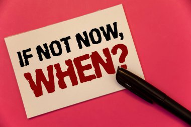 Eğer değil şimdi, ne zaman soru gösterilen metin işareti. Not kağıdı siyah kalem mesaj pembe arka plan yazılı kavramsal fotoğraf eylem son tarihi hedef girişimi Challenge metin iki kelime notları