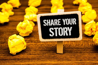 Payı hikayenizi yazarken el yazısı metin. Deneyim hikaye anlatımı nostalji düşünceler bellek kişisel beyaz metin siyah boya ahşap tahta küçük resepsiyon sarı kağıt notları uyarı anlam kavramı