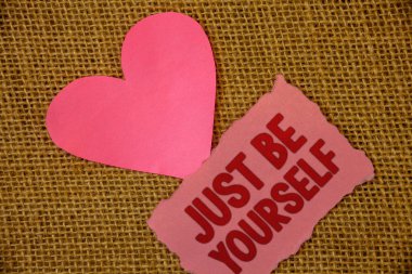 Kavramsal el sadece gösterilen yazma kendin ol. İş fotoğraf metin kendi tutum güven doğru emin dürüstlük motivasyon metin pembe yırtık kağıt Not kalp seviyorum mesaj mektup