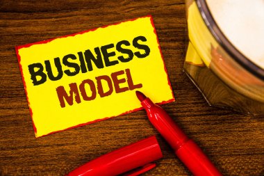 İş modeli gösterilen Not yazma. İş fotoğraf vitrine yenilikçi stratejik planı pazarlama Vizyon başarılı fikirler kelimeler sarı kağıt Not kırmızı kenarlıkla açık işareti kap kahve cam Resepsiyon