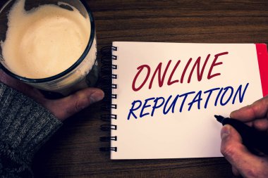 Word metin yazma Online itibar. İş kavramı güvenilirlik sıralaması İnceleme değerlendirme memnuniyeti kalite kelimeleri not defteri için jumper açık kalem kahve cam Resepsiyon kroki hızlı tutan eller
