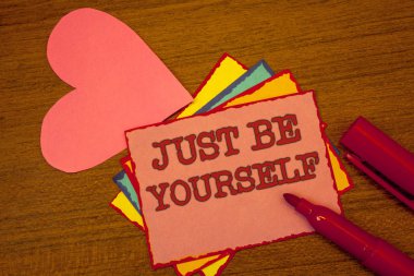 El yazısı metin yazma sadece kendin ol. Kendi tutum güven doğru emin dürüstlük motivasyon metin renkli kağıt anlam kavramı pembe kalp kırmızı işaret açık kap Resepsiyon mesaj notlar