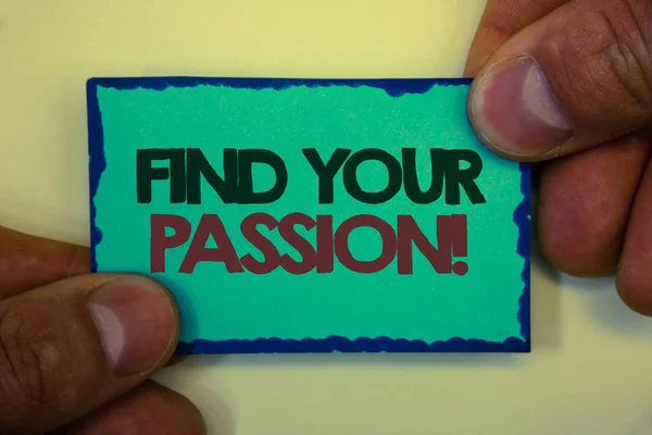 Escrevendo Nota Mostrando Find Your Passion Motivational Call Exibição Fotos — Fotografia de Stock