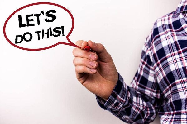 Текстовый знак, показывающий Let Us Do This Motivational Call. Концептуальное фото Поощрение, чтобы начать что-то Вдохновляющий текст белый фон человек руки красный маркер рубашку работы школьный план встречи
