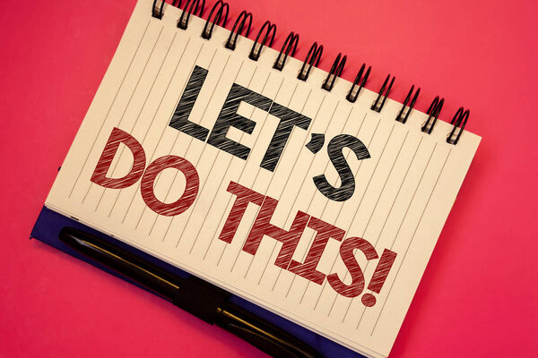 Напишем текст Let Us Do This Motivational Call. Бизнес-концепция для начала чего-то вдохновляющего: двухсловные записки, написанные белым блокнотом черной ручкой розовой школьной парты
