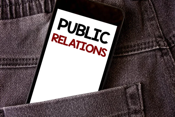 Halkla ilişkiler gösterilen Not yazma. İletişim medya insanların bilgi tanıtım sosyal siyah beyaz telefon ekran geri cep gri kot pantolon yazılan sözcükler vitrine iş fotoğraf