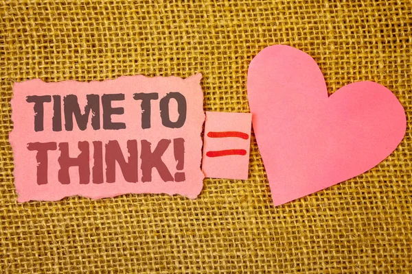 Zaman düşünüyorum motivasyonel arama için gösterilen metin işareti. Kavramsal fotoğraf düşünme planlama fikirleri cevap sorular pembe yırtık Not eşittir metin pembe kalp aşk mesajı mektup hoş bir çift olduğunu