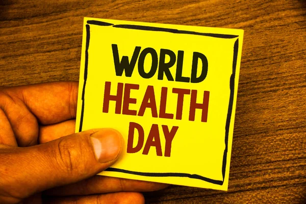 世界保健デーのテキストの書き込みを単語します 黒い赤文字フレームの木製の背景黄色の紙のアイデアを保持して健康活動予防気に人のための特別な日のためのビジネス コンセプト — ストック写真