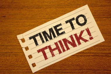 Zaman düşünüyorum motivasyonel arama için gösterilen Not yazma. Düşünme planlama fikirleri cevap soru metin iki kelime beyaz kağıt Not ahşap resepsiyon hızlı eskiz okul iş kalem vitrine iş fotoğraf