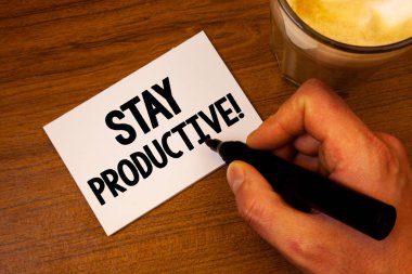 Kavramsal el yazısı, Kalıcı Üretken Motivasyon Çağrısı 'nı gösteriyor. İş fotoğrafı metni: Verimlilik Konsantrasyon Üretkenliği Metin beyaz el yazısı siyah kalem, kahve bardağı mektup