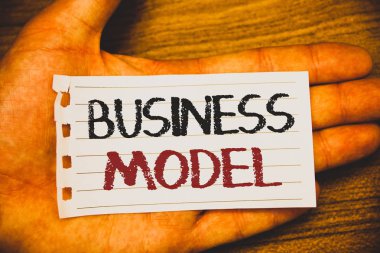 İş modeli yazma el yazısı metin. Beyaz kağıt Not el avuç kalem mesaj yazılmış yenilikçi stratejik planı pazarlama Vizyon başarılı fikirler metin iki kelime anlam kavramı