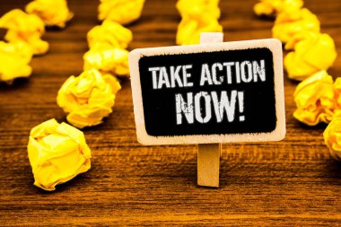 Al şimdi motivasyon arama eylemi yazma el yazısı metin. Acil hareket başlatmak hemen hemen başlamak beyaz metin siyah boya ahşap tahta küçük resepsiyon sarı kağıt notları uyarı anlam kavramı