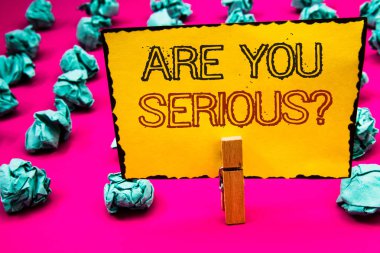 Are sen ciddi soru gösterilen metin işareti. Kavramsal fotoğraf var şaka güvensizlik gerçek Clothespin için sarı kağıt siyah kırmızı harflerle buruşuk kağıtlar fikir tutan tutuluyor