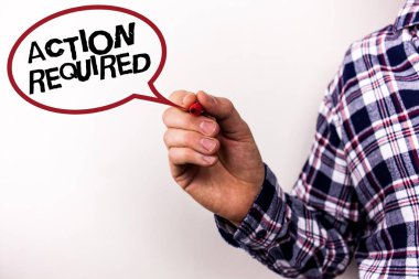 Gereken eylem gösterilen metin işareti. Kavramsal fotoğraf önemli hareket gerekli hemen hızlı önemli görev metni beyaz arka plan el kırmızı işaret gömlek uzun iş okulu planı Toplantı