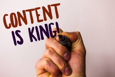 Word metin içerik Kral motivasyonel çağır yazma. Pazarlama bilgi reklam stratejisi kalem işaretleme fikir mesaj siyah kırmızı harflerle beyaz holding adam için iş kavramı