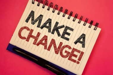 Word metin yapmak A değişiklik motivasyonel Call yazma. Beyaz Not defteri siyah kalem pembe resepsiyon okul iş iş kavramı yeni gol fırsatları farklı yaklaşım metin iki kelime notlarda yazılı