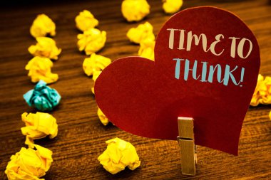 Zaman düşünüyorum motivasyonel arama için gösterilen metin işareti. Kavramsal fotoğraf düşünme planlama fikirleri cevap soru metin kırmızı kalp ahşap klip Danışma kağıt notları sarı mavi aşk mesajı ufalanmış