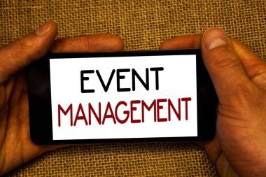 Kavramsal el etkinlik yönetimi gösterilen yazma. İş fotoğraf metin özel fırsat zamanlama organizasyon düzenleme faaliyetleri cep telefonu ekran siyah kırmızı harflerle hasır arka planda tutan bir adam