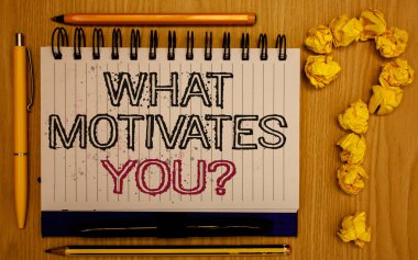 Ne motive sen soru gösterilen metin işareti. Kavramsal fotoğraf tutku sürücü teşvik rüya aspirasyon Notepad anahat metin kalem kalem odunsu resepsiyon ile sarılmış topları formu sorgu işareti