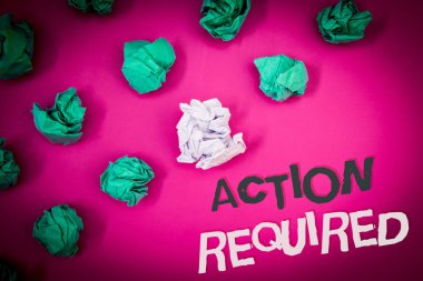 Gerekli eylem gösteren Not yazma. İş fotoğraf vitrine önemli hareket gerekli hemen hızlı önemli görev metin kelime ufalanmış pembe arka plan kağıt notları stres kızgın yazılı