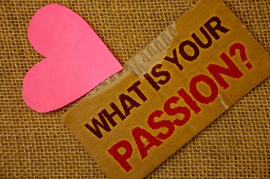 Metin yazma, tutku sorunuz ne kelime. Birisi onun hayalleri ve umutları Torn kalın kağıt kan ve pigment kırmızı metinler Jüt çuval pembe kağıt kalp hakkında sorduğun için iş kavramı