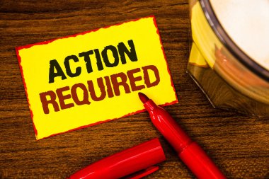 Gerekli eylem gösteren Not yazma. İş fotoğraf vitrine önemli hareket gerekli hemen hızlı önemli görev kelime sarı kağıt Not kırmızı kenarlıkla açık işareti kap kahve cam Resepsiyon