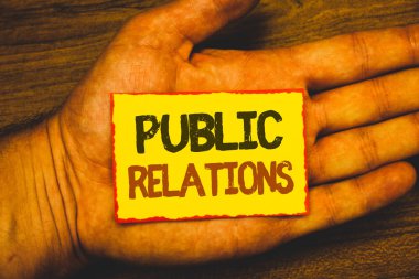 Kavramsal el halkla ilişkiler gösterilen yazma. İletişim medya insanların bilgi tanıtım sosyal metin sarı kağıt Not kırmızı kenarlık ileti aşk yazılan sözcükler vitrine iş fotoğraf