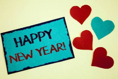 Word metin mutlu yeni yıl motivasyonel ara yazma. Tebrik kutlama tatil taze başlamak turkuaz iş kavramı unutmayın fikirler siyah kırmızı harflerle kelimeler kalpler çerçeve bej arka plan