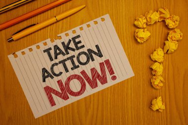 Kavramsal el al şimdi motivasyon arama eylemi gösterilen yazma. İş fotoğraf metin acil hareket hemen hemen başlamak Not Resepsiyon kalem kalem soru işareti Crumbled kağıt yazılı sözler başlangıcı