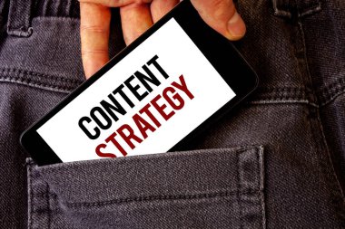 Kavramsal el içerik stratejisi gösterilen yazma. Yönetim ağ Internet Web sitesi pazarlama planı cep telefonu beyaz ekran harf kot pantolon cebinde tutan adam vitrine iş fotoğraf