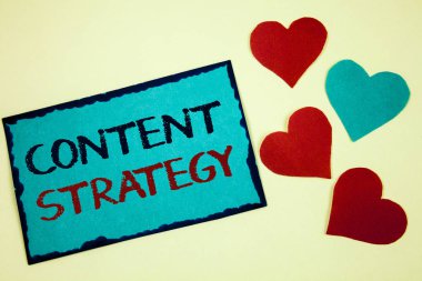 Word yazı metni içerik stratejisi. İş kavramı yönetim ağ Internet Web sitesi pazarlama planı turkuaz için Not fikirler siyah kırmızı harflerle kelimeler kalpler çerçeve bej arka plan