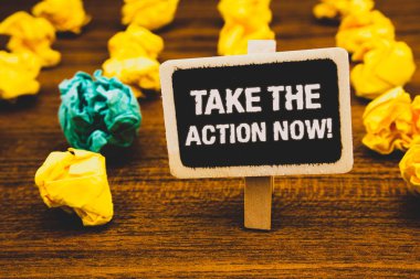 Al eylem şimdi motivasyon çağrısı gösterilen metin işareti. Kavramsal fotoğraf hareket başlatmak hemen hemen anında Blackboard harfler ahşap zemin bulanık sarı kağıt topaklar yeşil lob ile