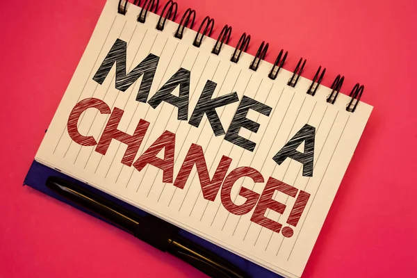 Word metin yapmak A değişiklik motivasyonel Call yazma. Beyaz Not defteri siyah kalem pembe resepsiyon okul iş iş kavramı yeni gol fırsatları farklı yaklaşım metin iki kelime notlarda yazılı