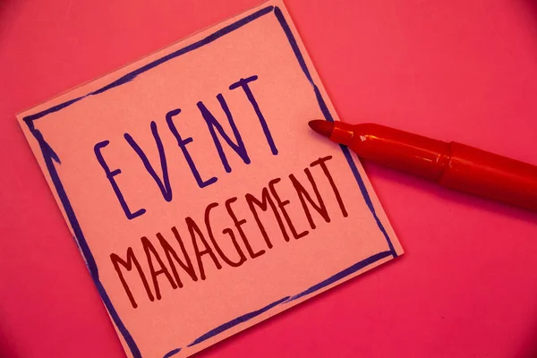 Σύνταξη Σημείωσης Δείχνει Event Management Επαγγελματίες Φωτογραφία Παρουσιάζοντας Ειδική Περίσταση — Φωτογραφία Αρχείου