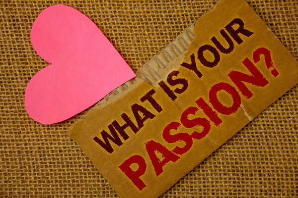 Текст, написанный словом "Что тебя интересует?". Бизнес-концепция для того, чтобы спросить кого-то о его мечтах и надеждах разорвать густую бумажную кровь и красные пигментные тексты джут мешок розовой бумаги сердце
