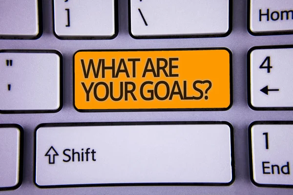 あなたの目標の質問を書く手書き文字 コンセプトの意味についての彼の人生の目標を求めて銀黄色の矢印ボタンで色の洗練された現代のコンピューター キーボード — ストック写真
