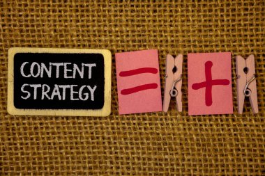 İçerik stratejisi gösterilen Not yazma. Blackboard tebeşir harfleri eşit artı işaretleri kumaş pim hasır üzerinde yönetim ağ Internet Web sitesi pazarlama planı fikirler vitrine iş fotoğraf