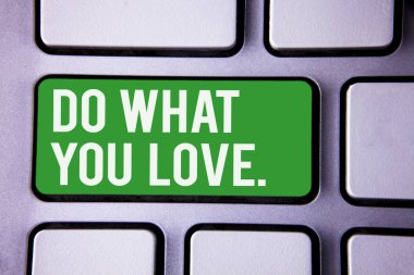 El yazısı metin yapmak What You Love yazma... Pozitif arzu mutluluk faiz zevk mutlu seçim beyaz metin iki kelime yeşil anahtar düğmesine basın bilgisayar klavye iş sekmesi anlam kavramı