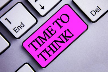 Zaman düşünüyorum motivasyonel arama için gösterilen Not yazma. İş fotoğraf vitrine düşünme planlama fikirleri cevap soru metin iki kelime pembe gri bilgisayarda düğme anahtar sıkıştırma eklemek